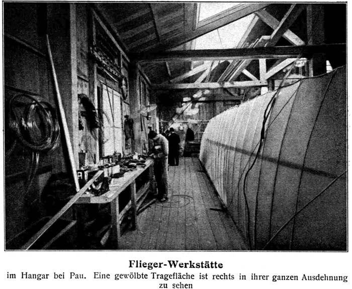 Flieger-Werkst&auml;tte: Im Hangar bei Pau. Eine gew&ouml;lbte Tragefl&auml;che ist rechts in ihrer ganzen Ausdehnung zu sehen.