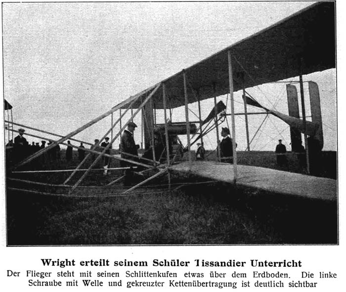 Wright erteilt seinem Sch&uuml;ler Tissandier Unterricht: Der Flieger steht mit seinen Schlittenkufen etwas &uuml;ber dem Erdboden. Die linke Schraube mit Welle und gekreuzter Ketten&uuml;bertragung ist deutlich sichtbar.