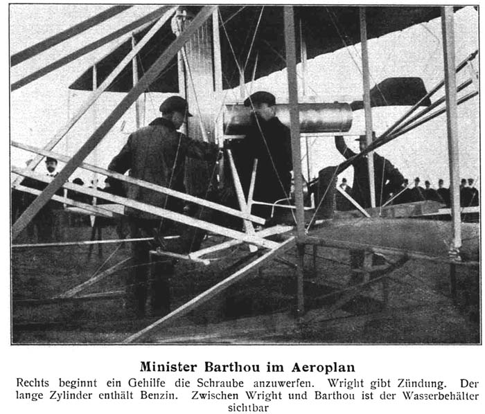 Minister Barthou im Aeroplan: Rechts beginnt ein Gehilfe die Schraube anzuwerfen. Wright gibt Z&uuml;ndung. Der lange Zylinder enth&auml;lt Benzin. Zwischen Wright und Barthou ist der Wasserbeh&auml;lter sichtbar.