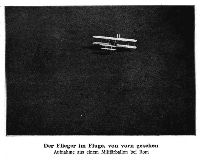 Der Flieger im Fluge, von vorn gesehen: Aufnahme aus einem Milit&auml;rballon bei Rom.