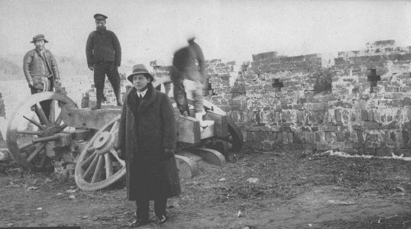 AUTHOR ON NANKING CITY WALL

Taken during the Revolution, when Author was acting as war
correspondent for world-wide news agencies.