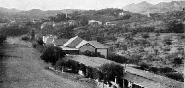 Picturesque Windhuk : photograph showing the houses nestling in the hills, taken from the church