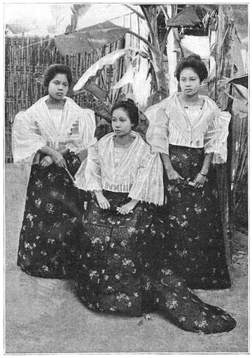 Jonge meisjes uit Manilla in nationale dracht.