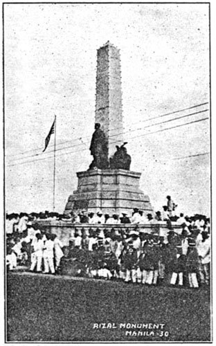 Ang Bantayog kay Rizal sa Liwasan ng Bagumbayan.