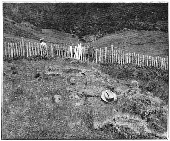 Opschuiving van den grond en verzakking van een hek op de lijn van de aardbevingsscheur bij Fort Rey.