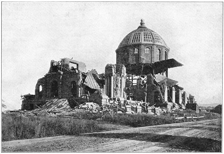 De bibliotheek der Stanford-Universiteit na de aardbeving.