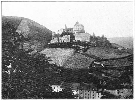 De ruïnen van het kasteel van Vianden. (blz. 157).