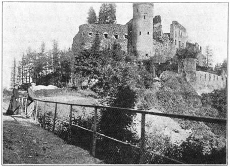 Ruïne van het kasteel Vianden. (blz. 158).