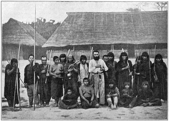 Een caoutchouc-zoeker, omringd door zijn inlandsch personeel.