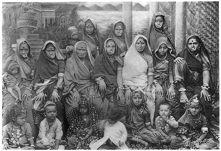 Group of Nāramdeo Brāhman women.