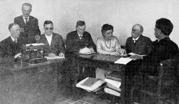 Miss Foley teaching a class of men at the Industrial Home
for the Adult Blind, Oakland, California.