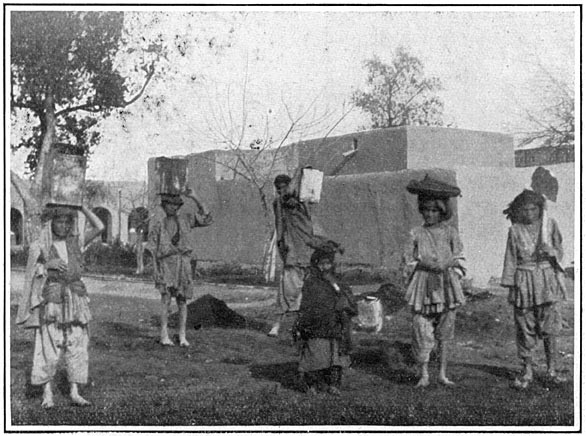 Arbeiders van den stam der Mahsoeds in het kamp te Bannoe.