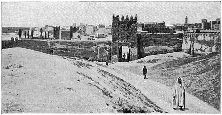 Poort van Fez: links de mellah of joodsche wijk.