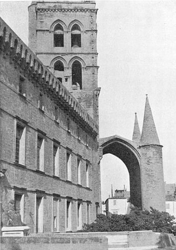 ITS GENERAL EFFECT IS SOMEWHAT THAT OF A PORTE-COCHÉRE