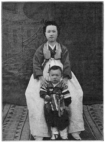 Koreaansche moeder en kind.