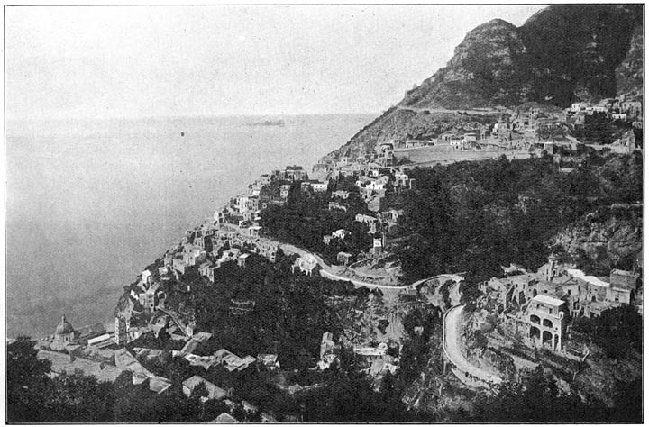 Positano met den weg van Amalfi naar Sorrento. In de verte één der Sireneneilanden. (Galli).