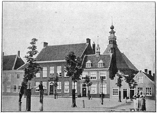 Markt te IJzendijke, met den toren van de Herv. kerk op den achtergrond.