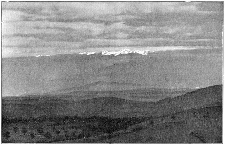 De Roewenzori op 70 kilometer afstand van af Kaibo gezien.