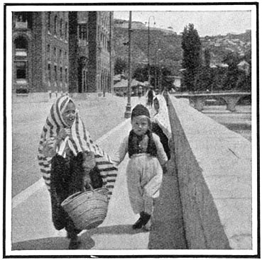 Turksche kinderen, die naar de markt geweest zijn.