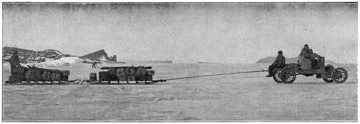 De Arroll-Johnstonautomobiel trekt de sleden over het zee-ijs. Op de zachte sneeuw aan den wal kon zij geen diensten bewijzen.