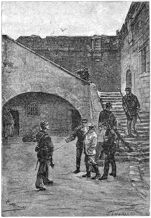 Texar werd, zoodra de leden van den krijgsraad zitting hadden genomen, naar binnen gebracht. (Bladz. 96.)