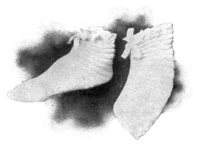 Bed shoes made of white wool