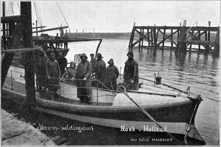 De stoomreddingboot President van Heel in de berghaven, gereed tot vertrek.