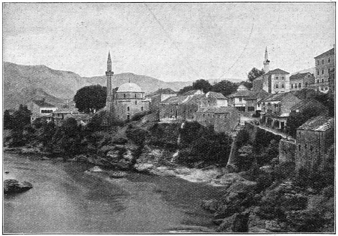Gezicht op Mostar vanaf de Narentabrug.