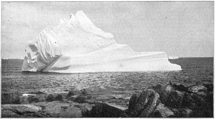 IJsberg, op een pantserschip gelijkend.