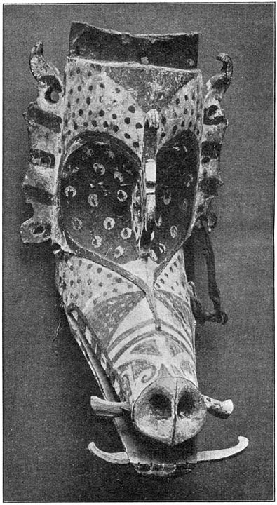 Varkensmasker (hoedo ba kap) van de Boven-Mahakam, bijna 1/5 ware grootte; coll. H. Gramberg; foto C. E. Mögle.