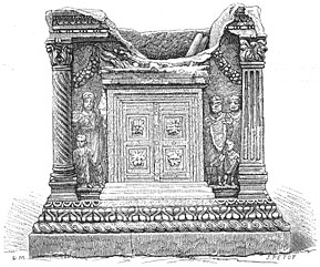 Zijwand van den sarkophaag, door de barbaren geopend.