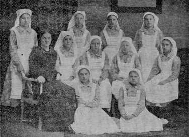 V. 1916 rva Maslowskin mukana olleita tyttj keittipuvuissaan
ja heidn suomal. opettajansa Onerva Lahdensuu.