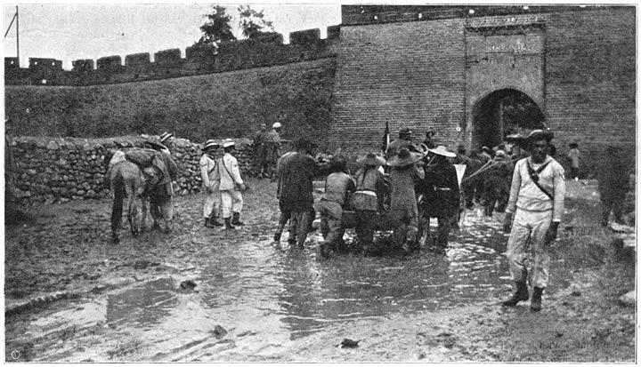 De Itala, door Italiaansche zeelieden begeleid, onder de muren van Cha-tau-chung.