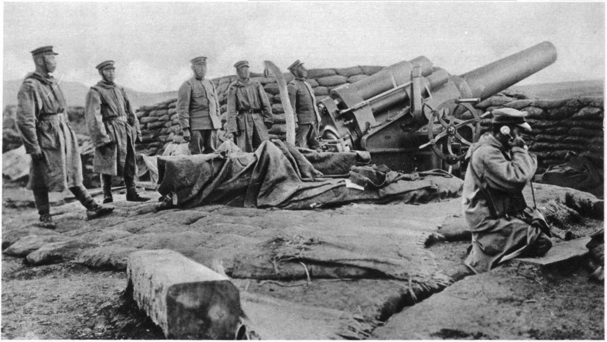 IN THE BATTERIES AGAINST TSING-TAU: A JAPANESE SIEGE-GUN GETTING THE ORDER BY TELEPHONE TO OPEN FIRE.