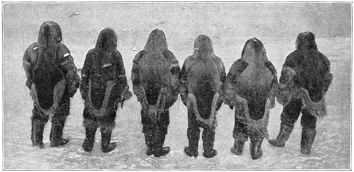 De leden der expeditie in wintercostuum, van achteren.