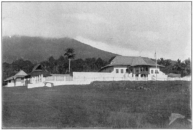 Ternate. Paleis van den Sultan met vulkaan op den achtergrond. (Phot. Baretta).