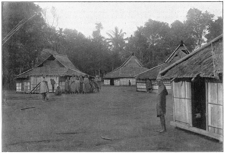 ’s Morgens vroeg in een inlandsche kampong op Halmaheira. (Phot. Baretta).