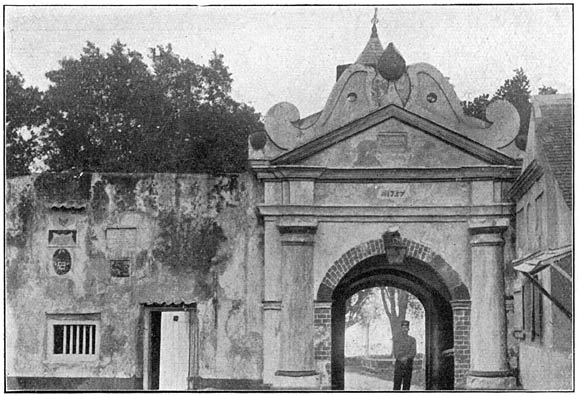 Poort van het fort Oranje van de binnenzijde. (Phot. Baretta).