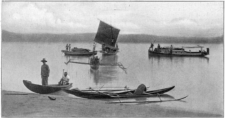 Motorbootje en prauwen op de Kaubaai. (Phot. Baretta).