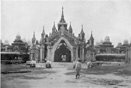 One of the four gateways to the 450 Pagodas