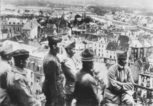 YANKS AND POILUS VIEWING THE CITY OF CHTEAU-THIERRY, WHERE,
IN THE MIDDLE OF JULY, THE YANKS TURNED THE TIDE
OF BATTLE AGAINST THE HUNS