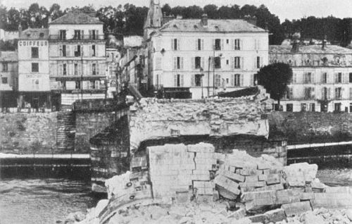 BRIDGE CROSSING MARNE RIVER IN CHTEAU-THIERRY DESTROYED BY
GERMANS IN THEIR RETREAT FROM TOWN