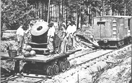 Moved by special rail to the Petersburg front, the 13-inch mortar "Dictator" hurled
200-pound exploding shells at the Confederate earthworks over two miles away.