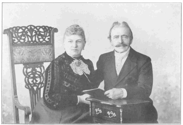 Last photograph of Herr and Frau Frikell, taken
especially for this work. Frikell died Oct. 8th, 1903, the day after
this photograph was taken. From the Harry Houdini Collection.