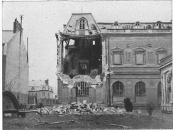 MUSEUM:

RIGHT WING
OF REAR
FAÇADE
DAMAGED
BY AERIAL
TORPEDO
IN 1918.