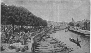 THE
“FLOATING”
MARKET
Place
Parmentier.
In the
background
“Pont
de la Dodane.”