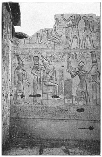 Oostelijke muur van de Ramseszaal in den tempel van Seti I.