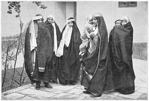Perzische vrouwen, in haar ruime kleederen gehuld.