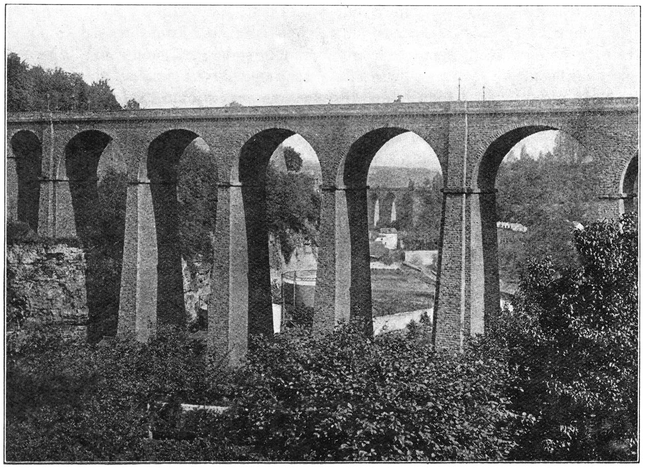 De viadukt over de Petrusse.