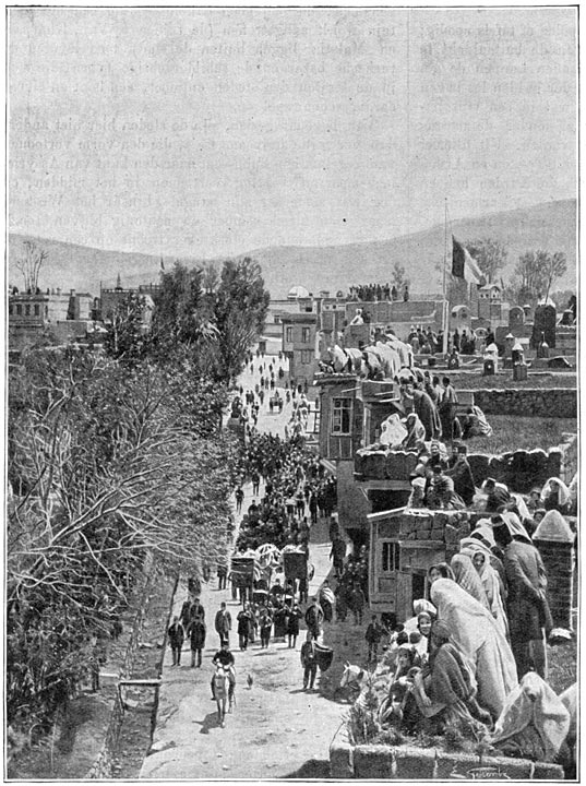 De Armenische bevolking slaat van af de daken der huizen de begrafenis van een consul gade.